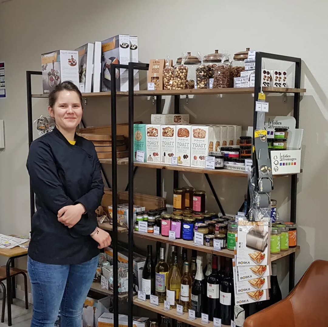 Commerçante accueillant une cliente dans sa boutique