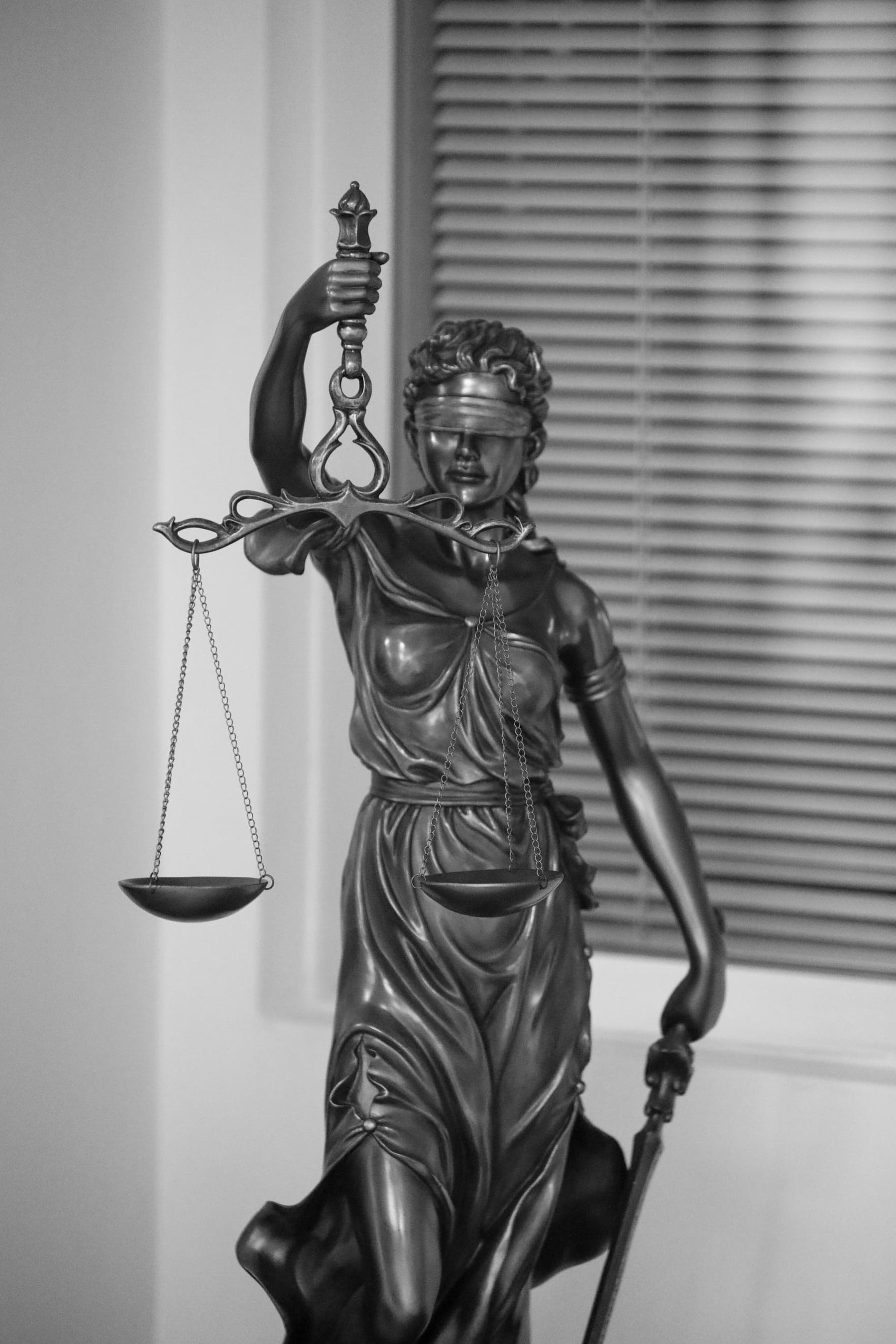 Élus et experts réunis autour d'une table